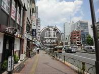 広めの歩道に面しています