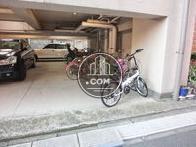 駐車場に駐輪スペースも併設されています