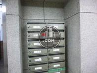 エントランス部分にポストが設置されております