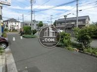 玄関前の幅広い歩道