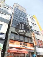 玄関前から見上げた外装