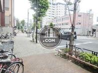 玄関前の舗装された歩道