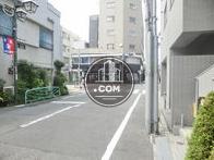 玄関前の通り