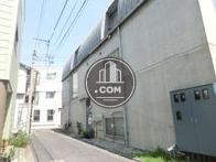 隣接する側道奥からの見え方