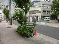 人通りの多い住宅街です
