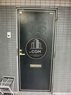 シックなブラックのドアがお洒落です