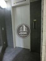 エントランス奥にエレベーターがあります