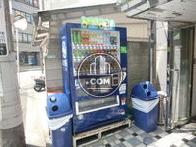 玄関前に自動販売機があります