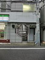 右側面に入口があります