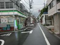 正面はＴ字路になっています