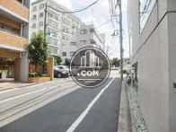 玄関前の通り