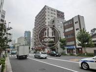 通りを挟んだ反対側より撮影