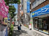 飲食店などもあり、賑やかです