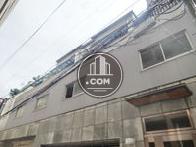 横幅の広いテナントビルです