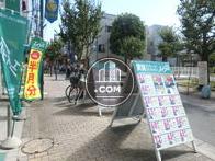 綺麗に舗装された歩道が玄関前に展開されています