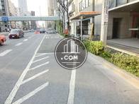 全面道路右側にバス停がございます