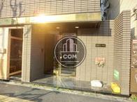 建物の右側が正面玄関になります