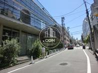 正面通路は坂道になっております