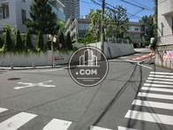 向いは十字路になっております