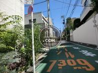 住宅街が建ち並んだところにあります