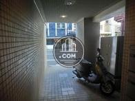 アプローチにバイク等が停められる程、広さにゆとりがあります