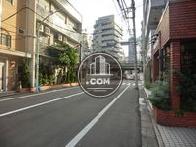 奥の陸橋は、山手線の線路です