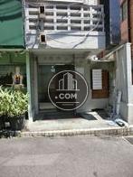 玄関前に小さな段差があります