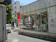 目の前にソフトバンクショップがあります