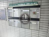 1階駐車場内に集合ポストがあります