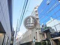 ビルの周辺は低層ビルが立ち並びます