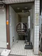 地下へ下りる階段があります
