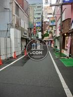賑やかな飲食店が多い環境です
