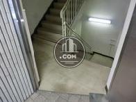 エレベーターの先に内階段です