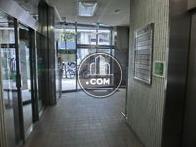 左側は１階店舗のドアです