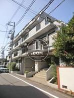 低層建てで落ち着いた印象の物件