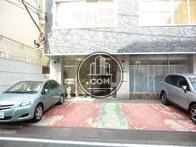 正面玄関遠景です。