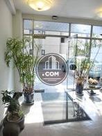 エントランスホールには植栽が配されております。