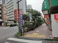 大通り沿いにあります