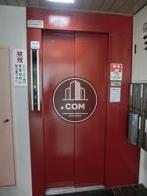 インパクトの強い色をしたエレベーターですね