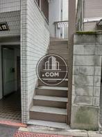 玄関横に階段があります