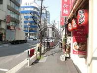 街路樹のある歩道