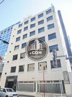 正方形型のガラス窓を整然と配置しています