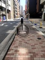 玄関前の舗装された歩道
