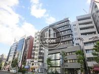 靖国通りは中高層ビルが多く建ち並びます