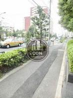 植栽や街路樹のある通り