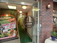 オープンな正面玄関です