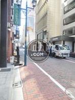 玄関前の舗装された歩道
