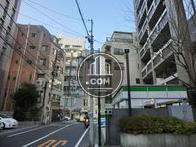 裏路地ですが人通りの多いエリアです