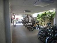 エントランス兼入居者様用自転車置き場です