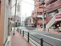 玄関前の舗装された歩道